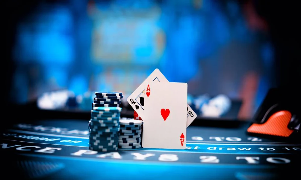 How do shuffle mechanics vary in online casino card games?